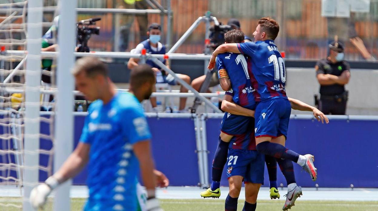 La derrota del Betis contra el Levante, en imágenes