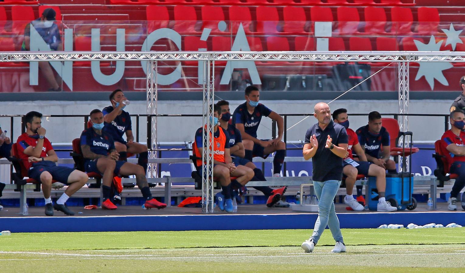 La derrota del Betis contra el Levante, en imágenes