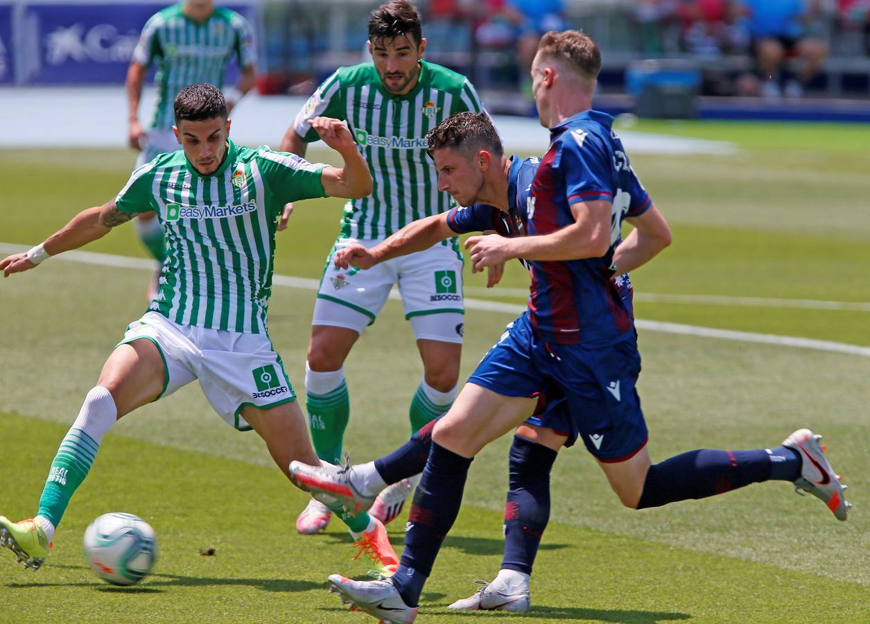 La derrota del Betis contra el Levante, en imágenes