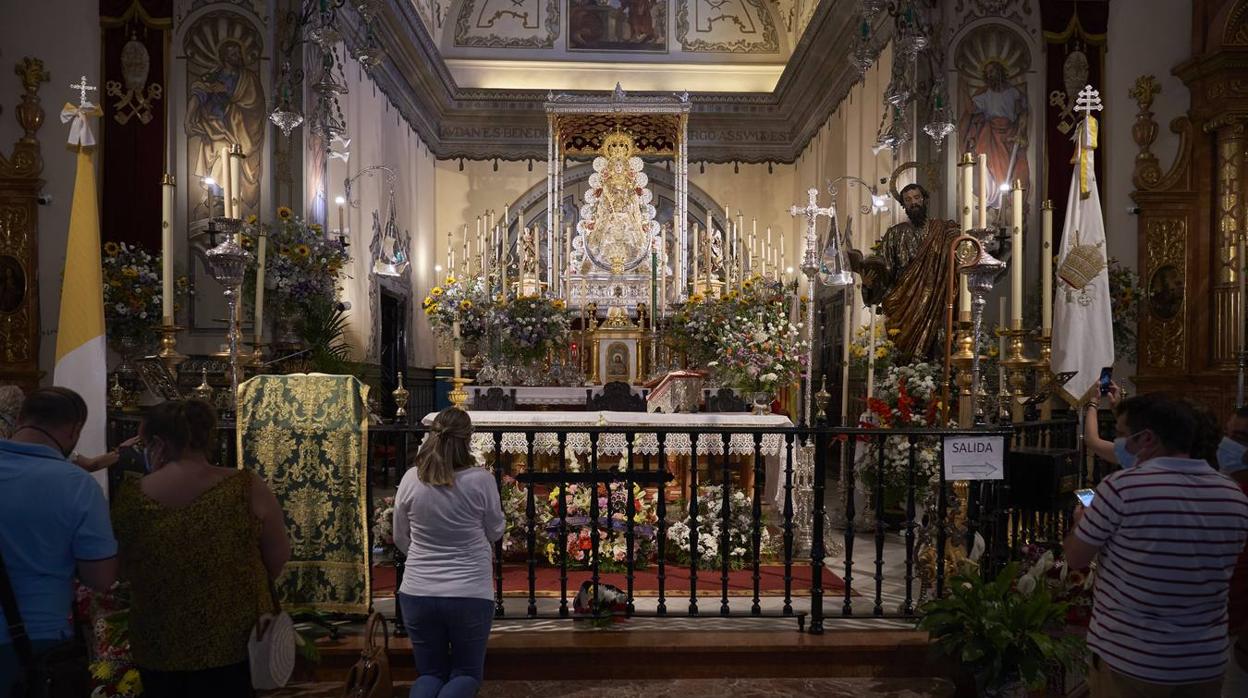 La Virgen del Rocío amanece en su paso para presidir la Función Principal en honor al Patrón, San Pedro