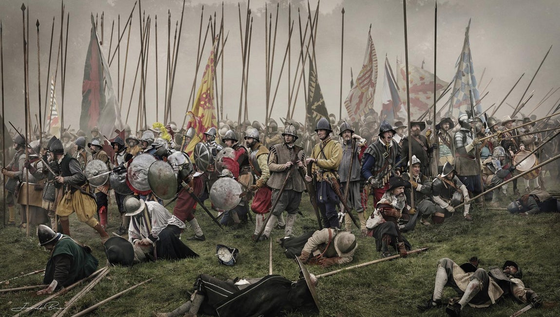 Escuadrones y banderas. El infante español debía saber guardar la disciplina en las peores situaciones. La clave para triunfar era que cada hombre mantuviese su puesto en el escuadrón, la formación de combate estándar del tercio, formada por un núcleo de piqueros con guarniciones y mangas de mosqueteros y arcabuceros en los flancos, en vanguardia y retaguardia. Los tercios, que desbancaron a los temibles infantes suizos, debían su ventaja a la disciplina de sus hombres, que les permitía articular la combinación entre tres armas distintas.