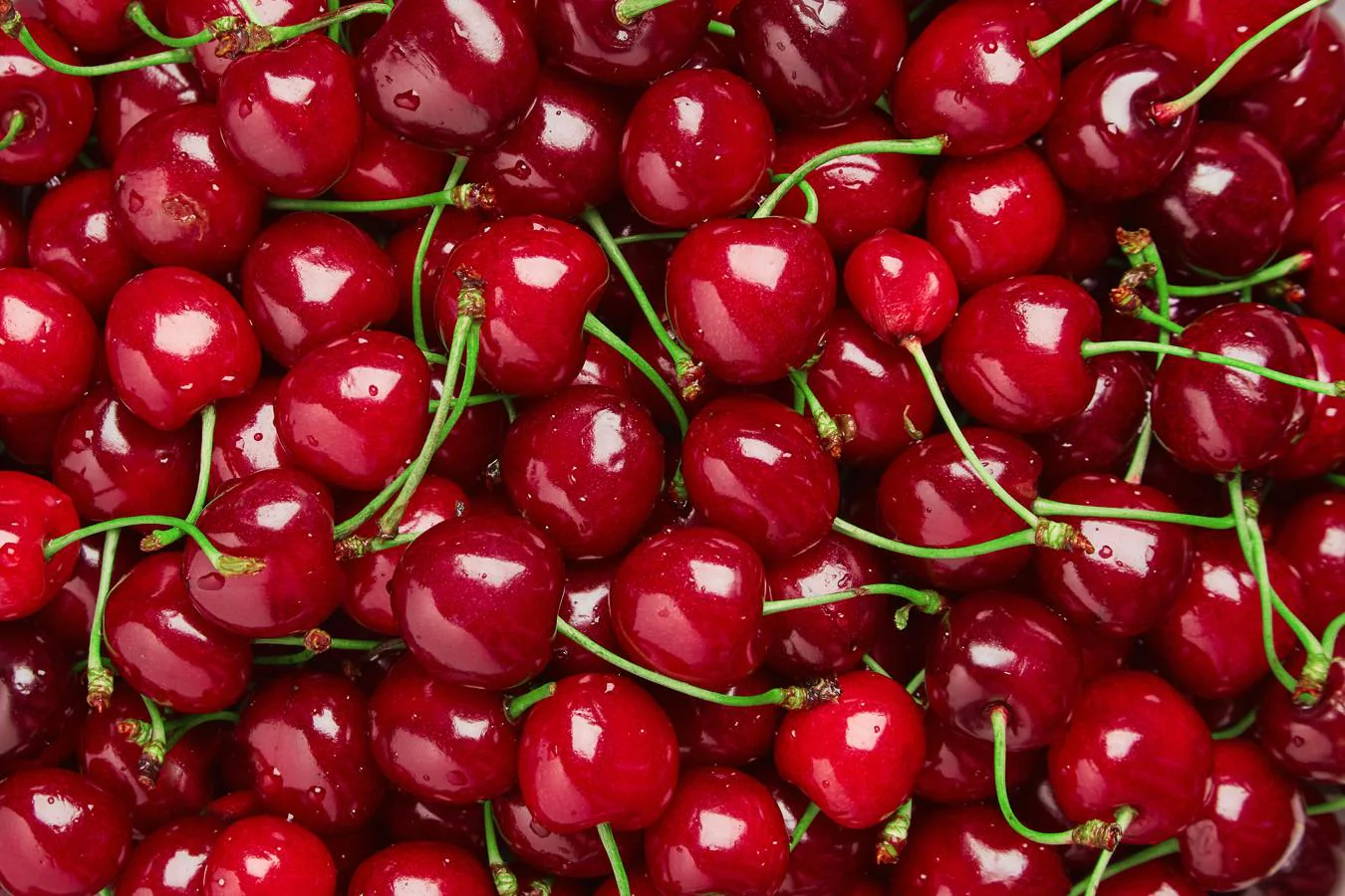 Cereza. Esta fruta de verano es muy rica en flavonoides y polifenoles, importantes antioxidantes. Su contenido en fibra tampoco es despreciable. Los expertos de la OCU dicen que es preferible elegir las <a href="https://www.abc.es/bienestar/alimentacion/abci-cerezas-202005210822_noticia.html" target="_blank">cerezas </a>que presentan un color rojo intenso.