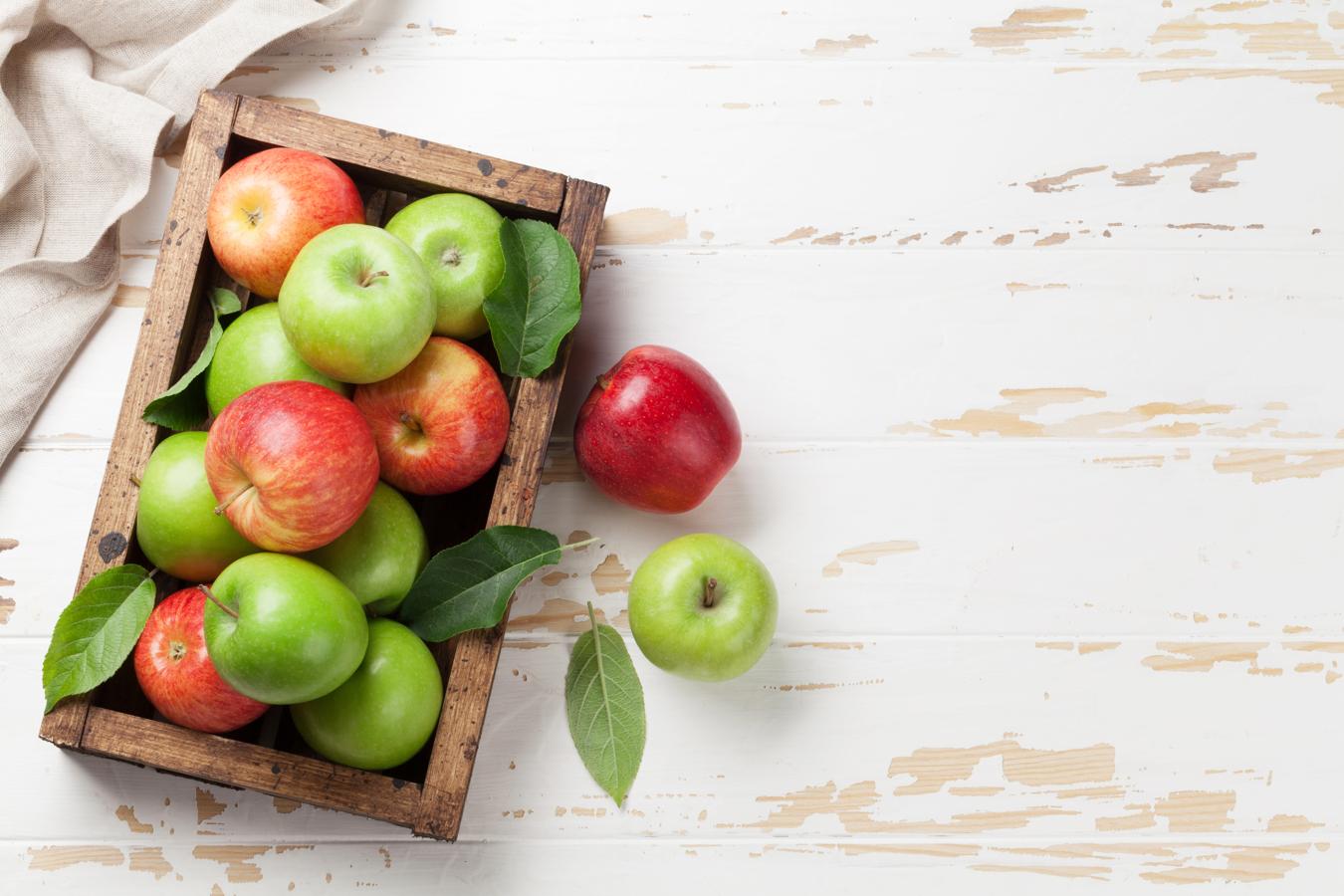 Manzana. «Solemos pelar la <a href="https://www.abc.es/bienestar/alimentacion/abci-manzana-201909301304_noticia.html" target="_blank">manzana </a>cada vez que vamos a tomar una, pero lo cierto es que lo ideal es comerla con piel. Hay que lavarlas con agua y desinfectar con lejía de uso alimentario», cuenta la nutricionista Júlia Farré. Las manzanas destacan también por su carácter <a href="https://www.abc.es/bienestar/alimentacion/abci-alimentos-ricos-antioxidantes-frenan-303295561009-20191110030508_galeria.html" target="_blank">antioxidante</a>, pues es rica en fitoquímicos como las catequinas o la quercitina, que evita el envejecimiento prematuro de las células.