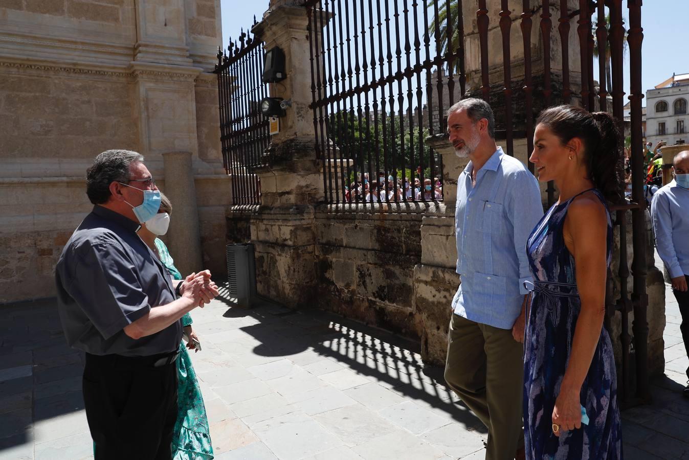 La visita de los Reyes de España al Polígono Sur de Sevilla, en imágenes