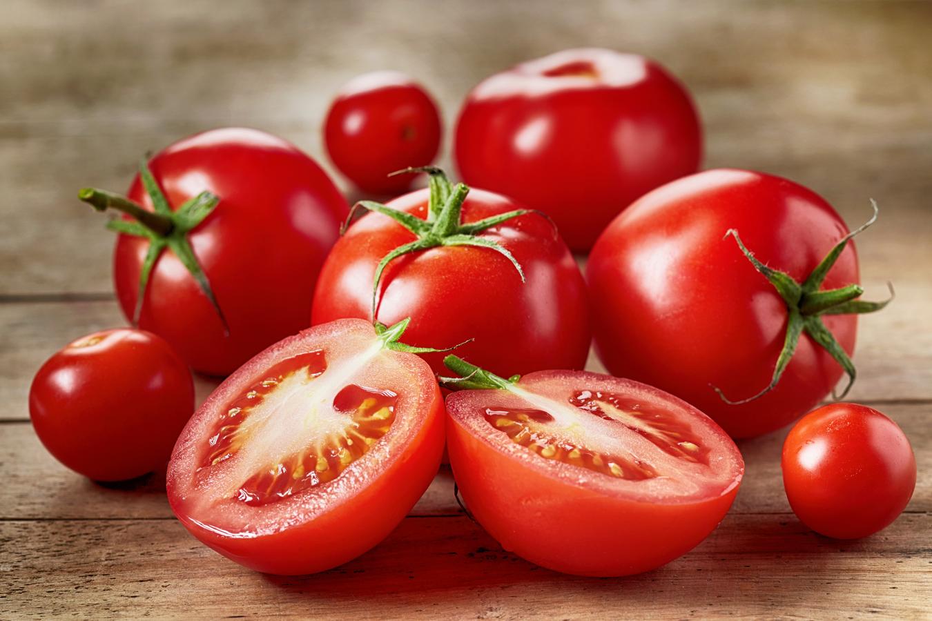 Tomate. Existen numerosos tipos de tomates, de diferentes tamaños, texturas y grados de acidez, pero todos ellos tienen una piel que se puede (y debe) tomar, solamente hay que lavarla con agua abundante. Los <a href="https://www.abc.es/bienestar/alimentacion/abci-tomate-202002121421_noticia.html" target="_blank">tomates </a>protege la vista debido a la cantidad de vitamina A que tiene, es un potente antioxidante, rico en vitamina C y en minerales como el hierro y el potasio.