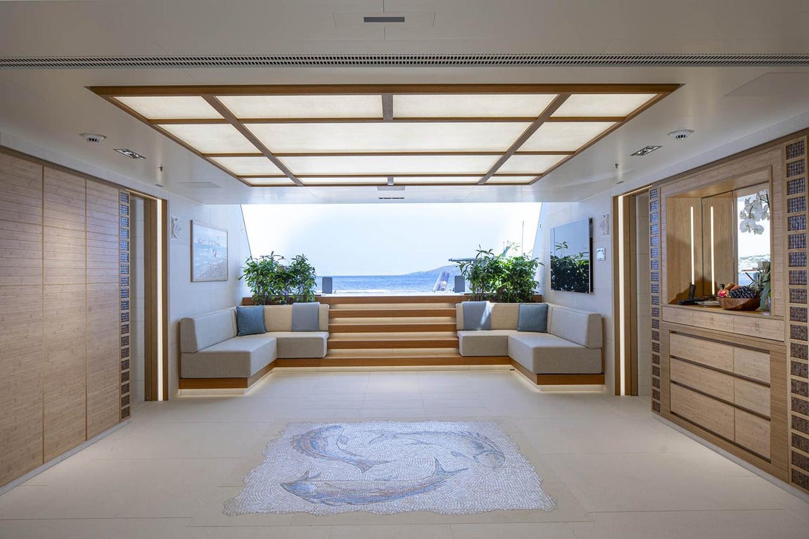 Espacios amplios y luminosos. En su interior los espacios están diseñados para ofrecer una gran amplitud con múltiples accesos a las cubiertas y amplios ventanales.