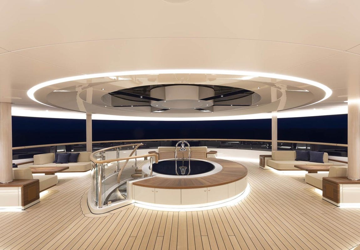 El Spa más grande jamás construido en un yate. Para los que busquen una experiencia placentera para todos los sentidos, cuenta con un Spa de 400 metros cuadrados distribuido en dos pisos, donde uno de ellos comunica con la cubierta inferior y que ofrece accesos directos al centro de buceo.