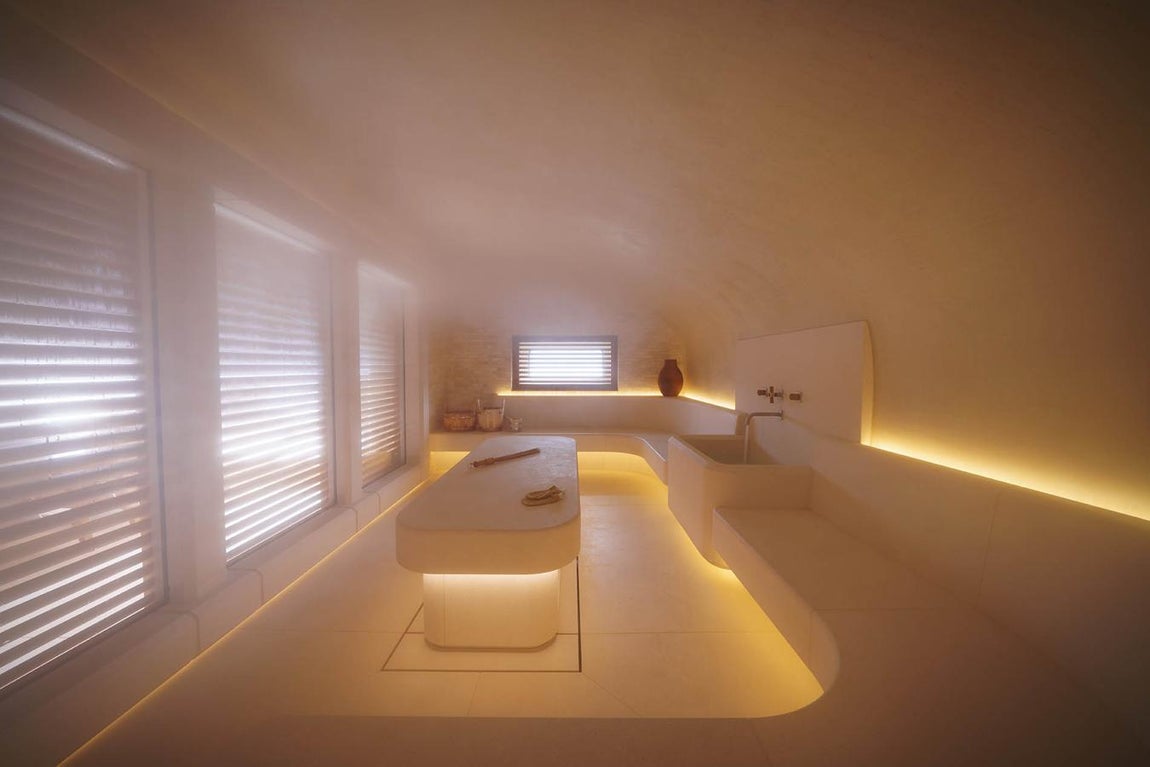 400 metros cuadrados distribuidos en dos plantas. Entre los servicios disponibles de puede disfrutar de un Hamman, Sauna, Cryo Suna así como masajes y demás tratamientos de belleza.