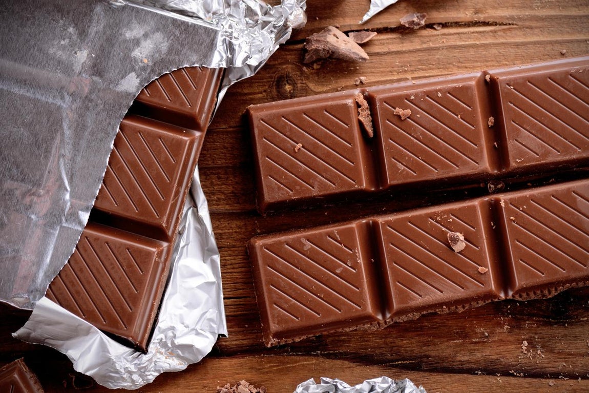 Chocolate. Por su alto contenido en azúcar, los nutricionistas y expertos en piel aconsejan tomar chocolate con más del 85% de cacao, que disminuye en grandes dosis la cantidad de azúcar. «Teniendo en cuenta el azúcar, este alimento es rico también en <a href="https://www.abc.es/bienestar/alimentacion/abci-alimentos-retrasan-envejecimiento-antioxidantes-y-ahora-vitales-202005190411_noticia.html" target="_blank">antioxidantes</a>, que hace justamente la acción contraria», dice la nutricionista <a href="https://www.centrojuliafarre.es/" target="_blank">Júlia Farré</a>.