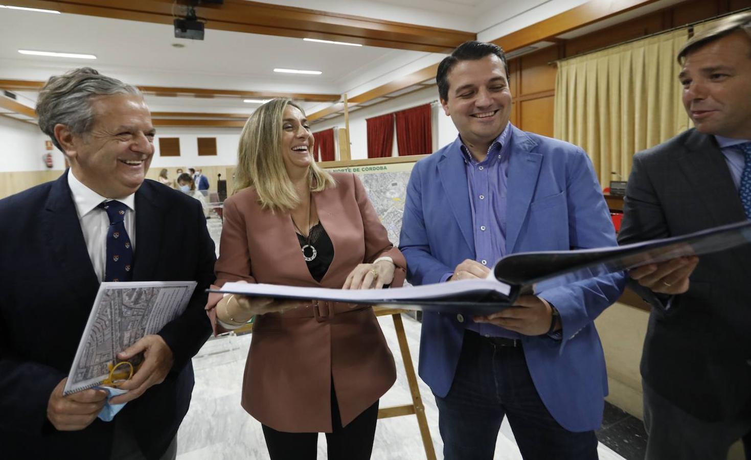 La visita de la consejera de Fomento al Ayuntamiento de Córdoba, en imágenes