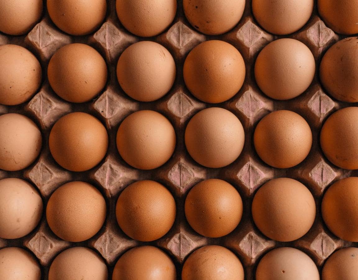 Huevos. Si algo sabemos, es que los proteicos saludables son la base para una alimentación donde el estrés ya sea un mal sueño. Por ello, podemos optar por incluir de manera regular los <a href="https://www.abc.es/bienestar/alimentacion/abci-huevo-201909290855_noticia.html">huevos</a> en nuestra dieta. Por cada 100 gramos, cuenta con 12.5 de proteína, tal como indican datos de la Bedca.