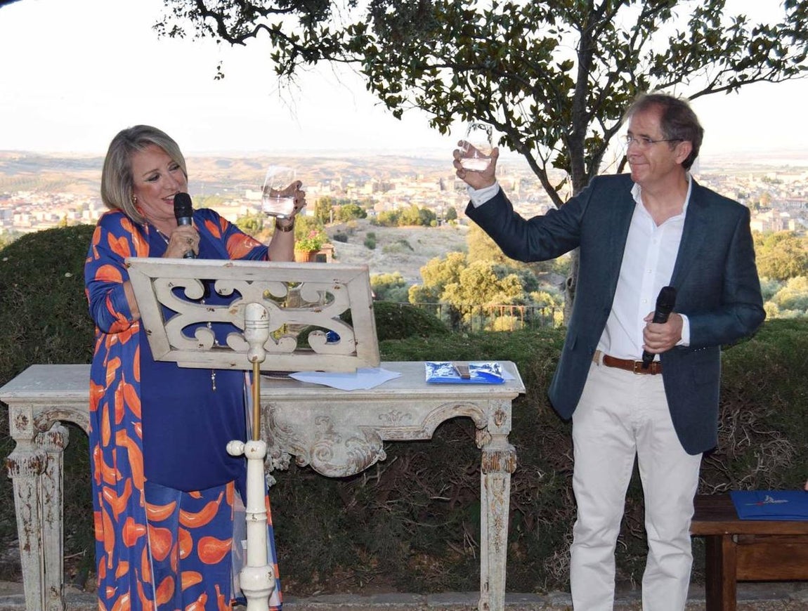 La periodista Esther Esteban brinda con Fernando Lleida. 