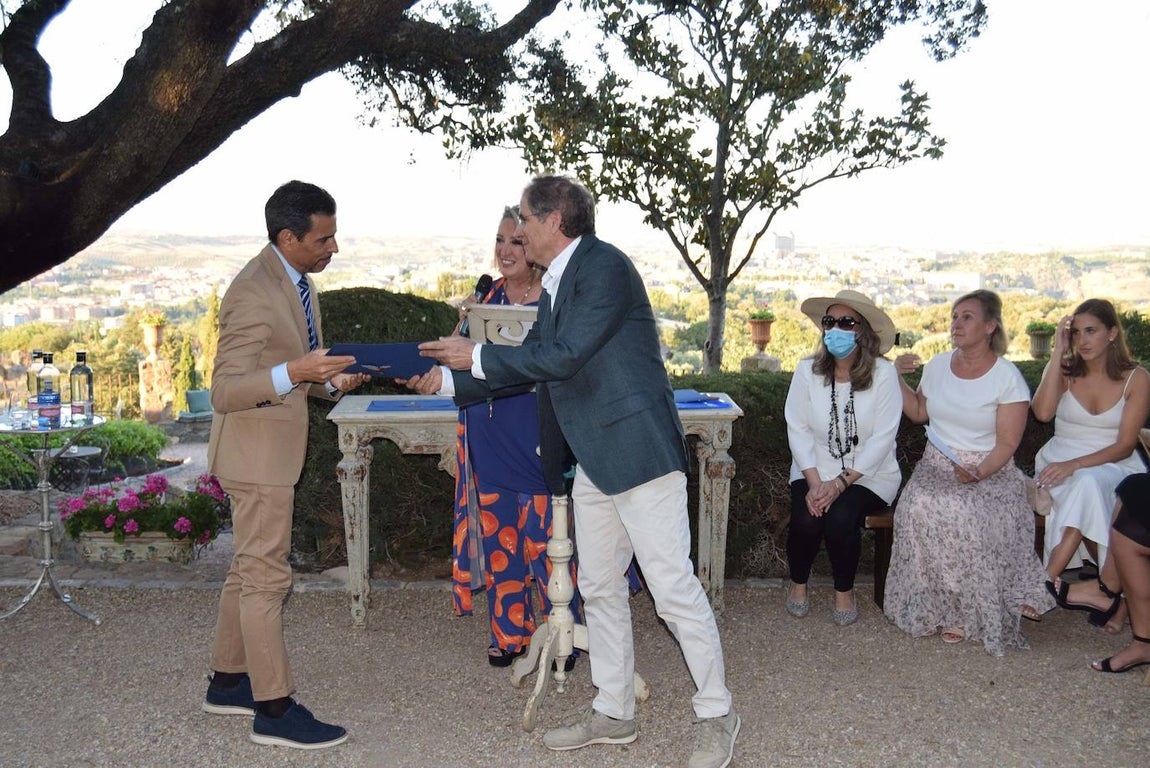 Raúl Calvo Rico, secretario del Colegio de Médicos recogió el premio por el colectivo médico. 