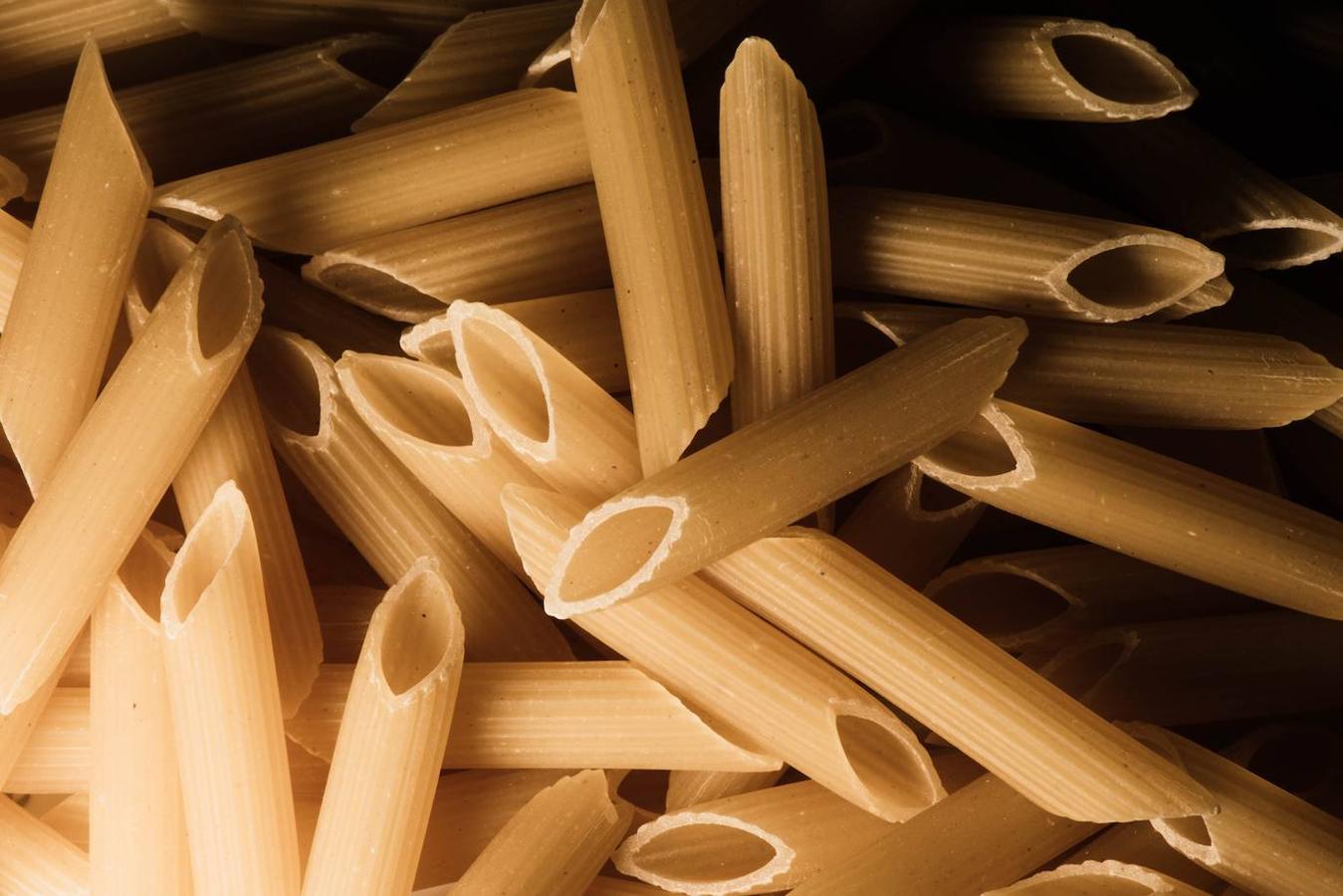 Pasta integral. Sentirnos saciados es una de las claves para combatir el estrés desde la alimentación. Por ello, la pasta integral es una de las mejores opciones que tenemos a nuestro alcance. También, este tipo de pasta tiene 143 miligramos de magnesio, según datos de la Bedca, y 11.5 gramos de fibra, por lo que reune todo lo necesario para reducir los estragos de la ansiedad.