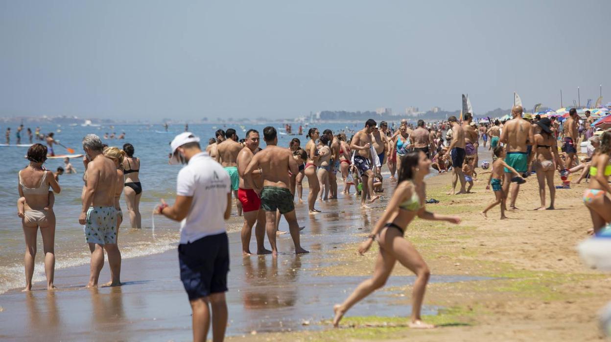 En imágenes, la playa de La Antilla da la bienvenida al verano