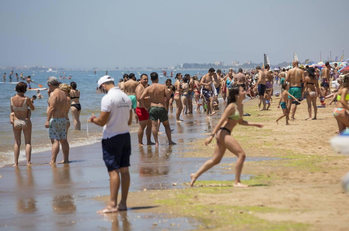 En imágenes, la playa de La Antilla da la bienvenida al verano