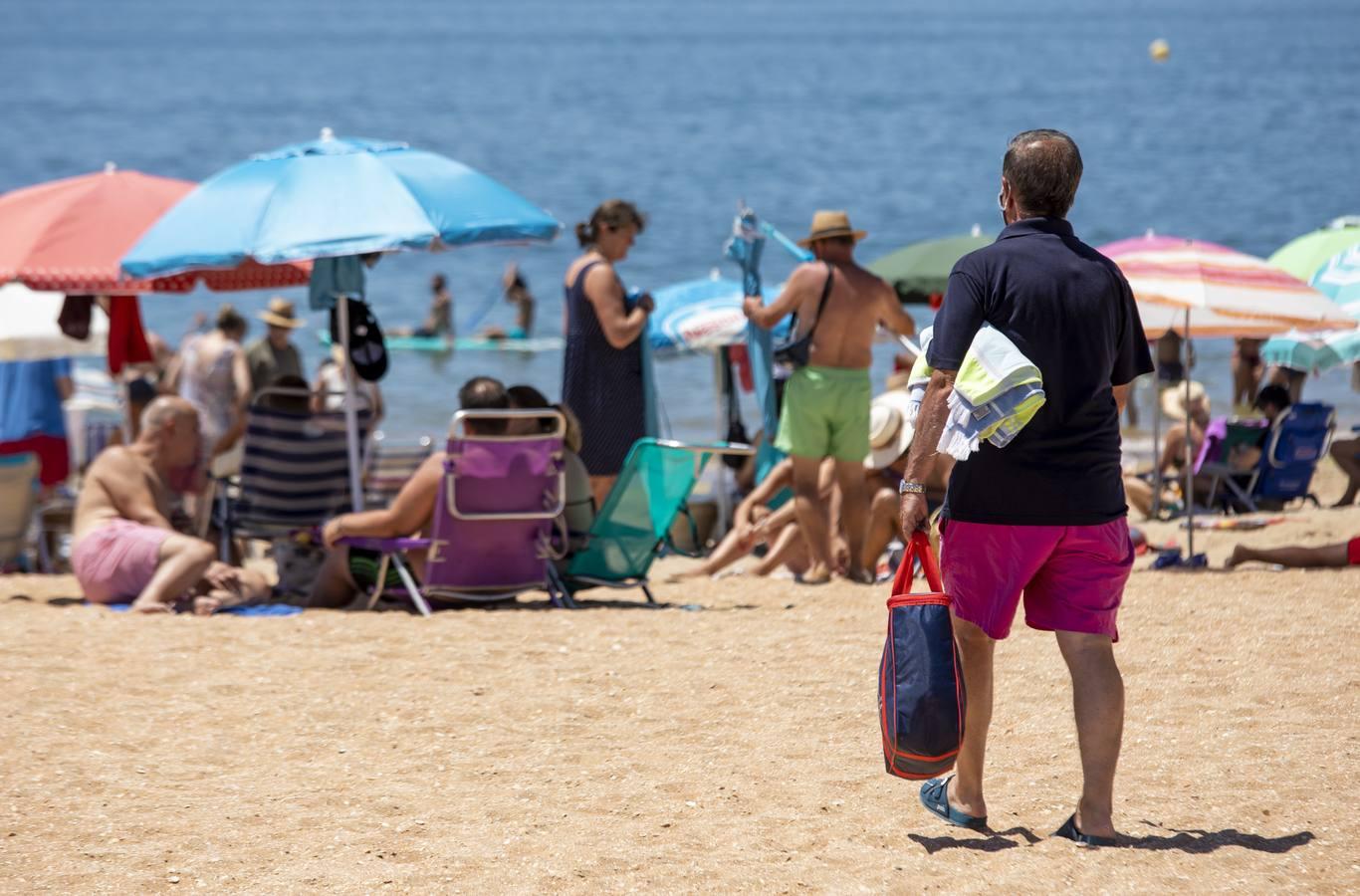 En imágenes, la playa de La Antilla da la bienvenida al verano