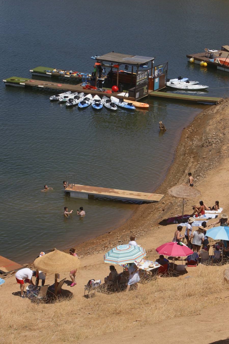 Los primeros chapuzones en las playas de interior de Córdoba