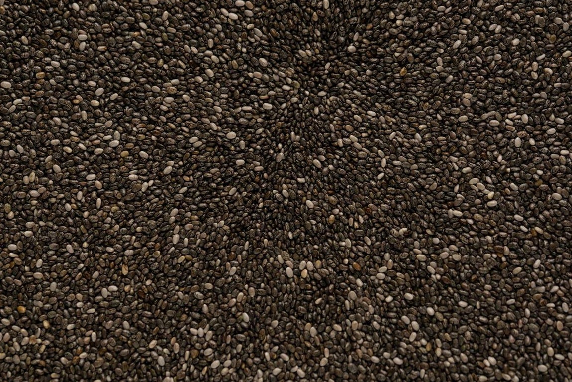 Semillas de chia. Al igual que las semillas de lino, las de chia cuenta con unas propiedades específicas que nos ayudan a calmar nos nervios. Aunque no son tan ricas en magnesio como las primeras, estas presentan un compendio ideal entre su contenido en fibra, antioxidantes, calcio, proteínas y ácidos grasos omega 3.