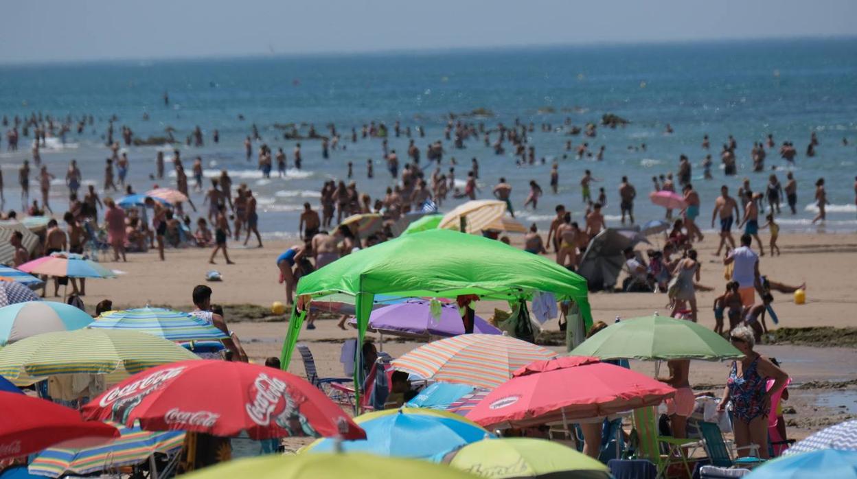 Aforo máximo en la playa de las Tres Piedras de Chipiona