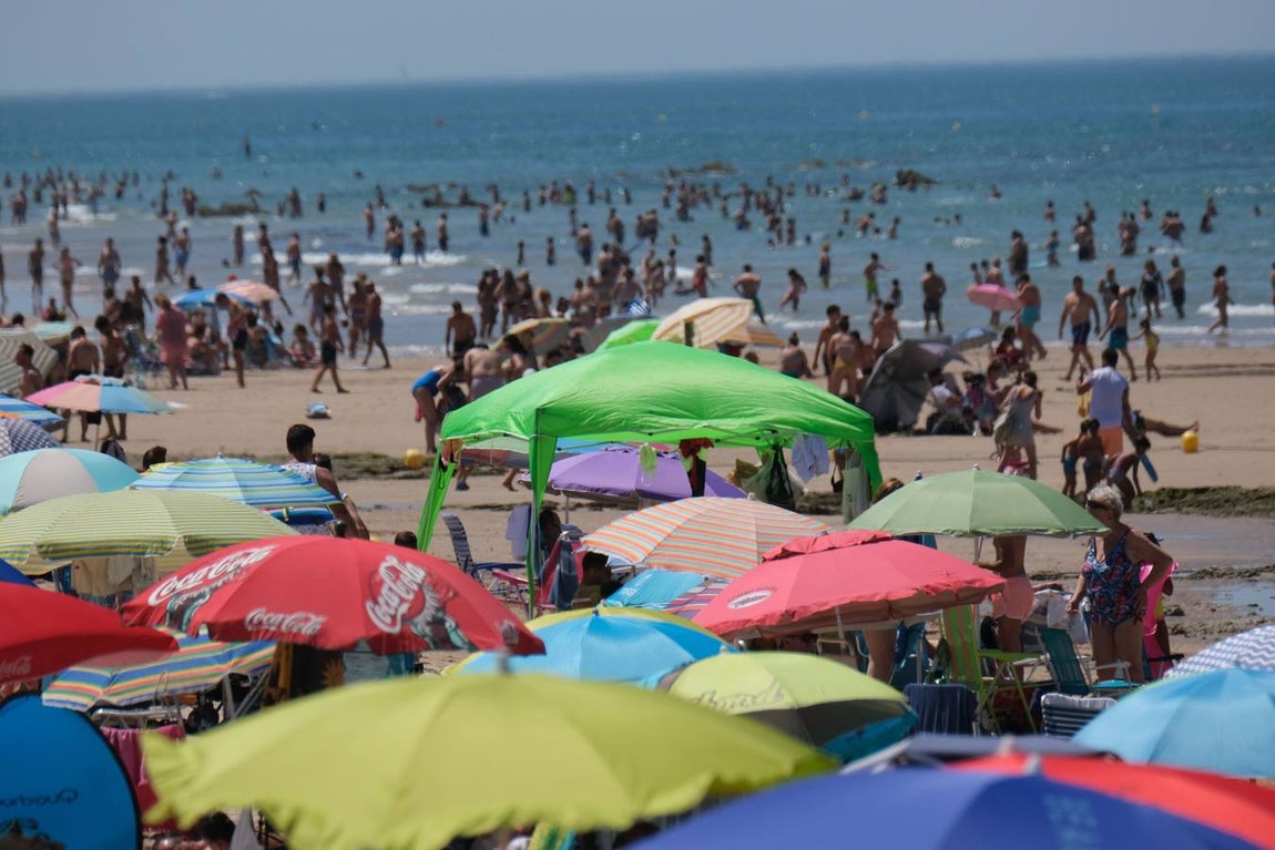 Aforo máximo en la playa de las Tres Piedras de Chipiona