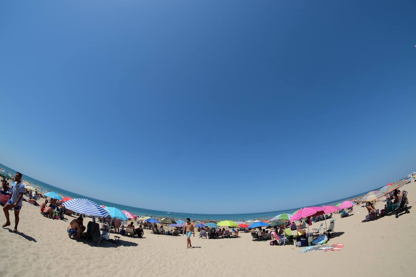 Aforo máximo en la playa de las Tres Piedras de Chipiona