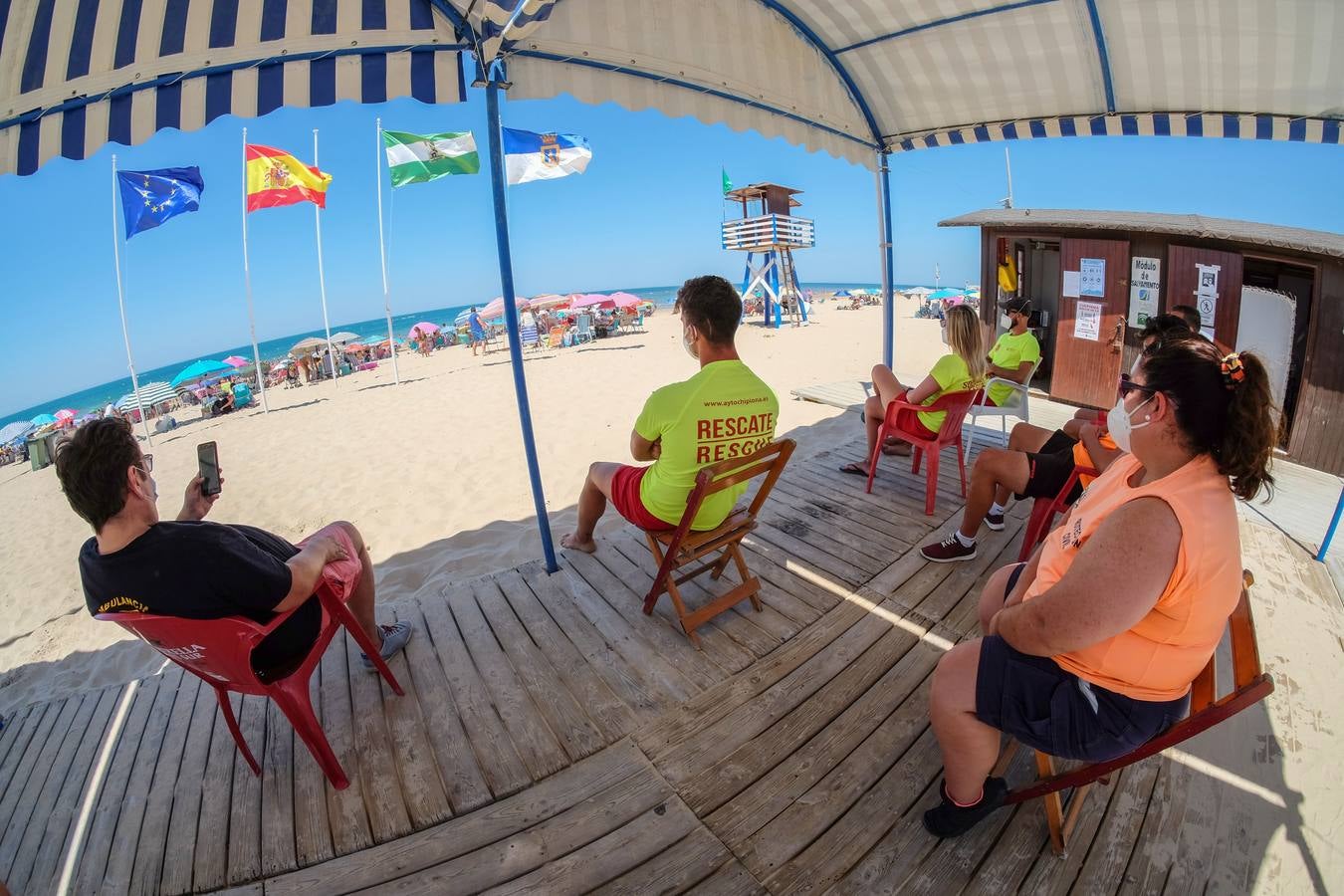 Aforo máximo en la playa de las Tres Piedras de Chipiona