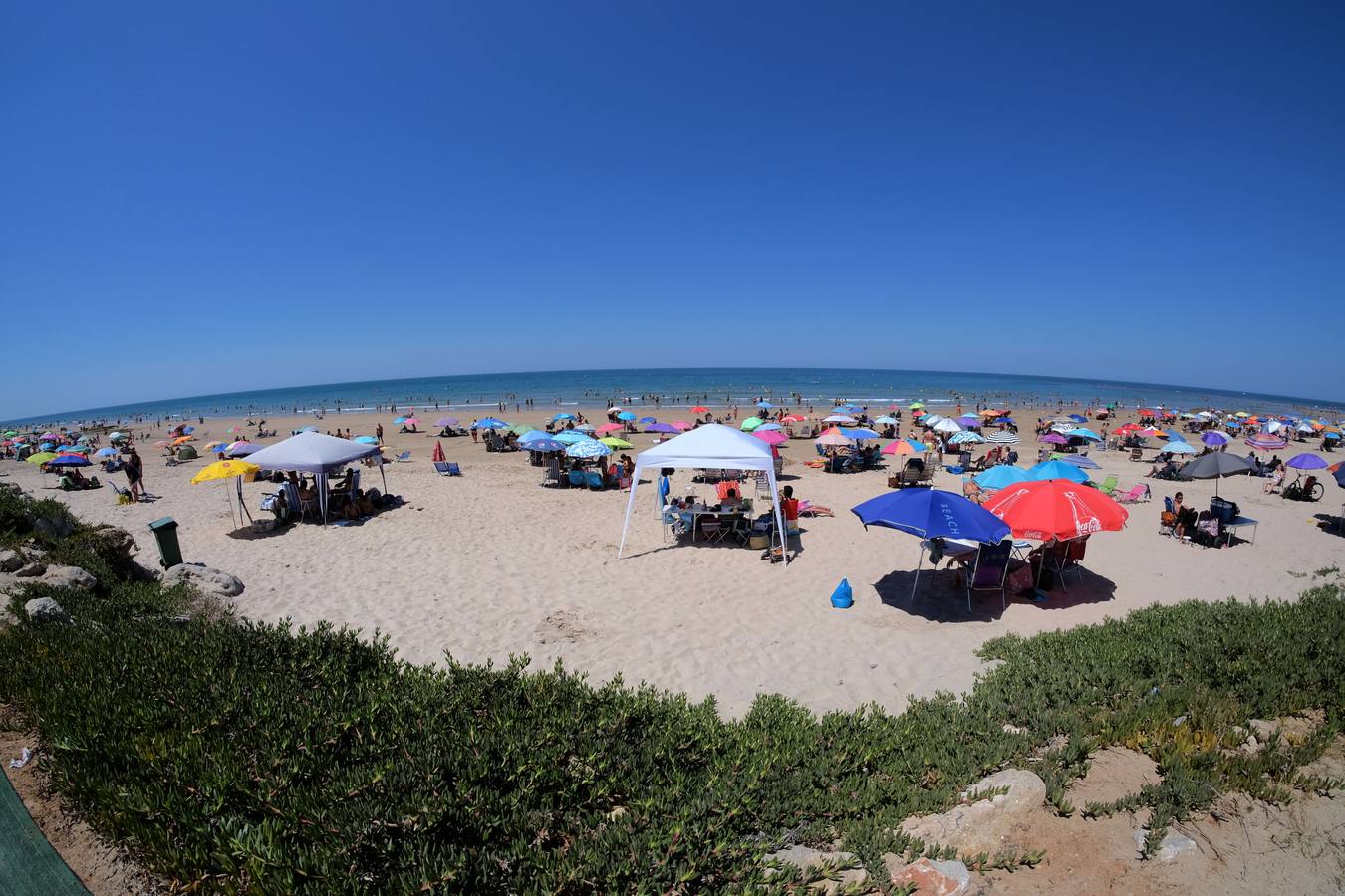 Aforo máximo en la playa de las Tres Piedras de Chipiona