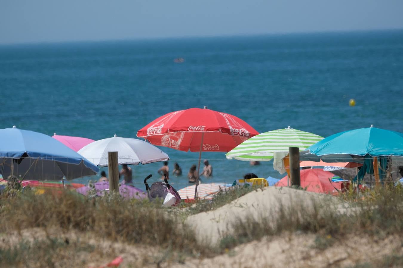 Aforo máximo en la playa de las Tres Piedras de Chipiona