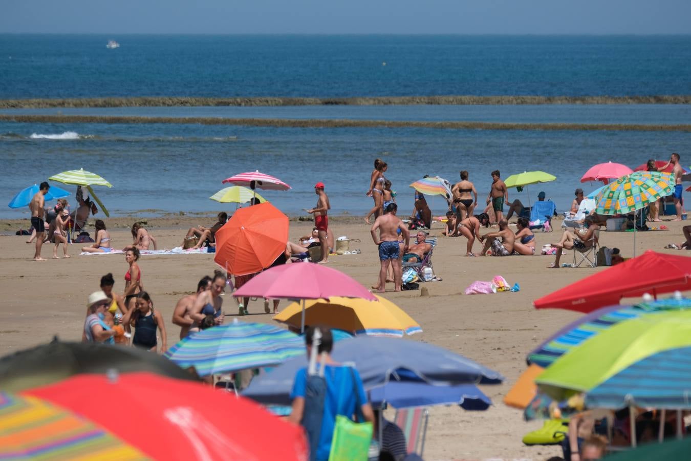 Aforo máximo en la playa de las Tres Piedras de Chipiona