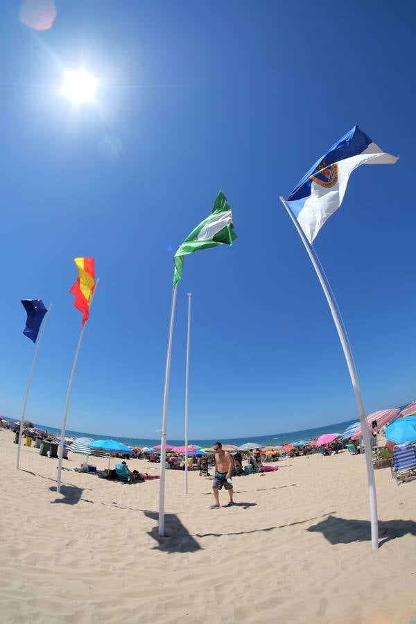 Aforo máximo en la playa de las Tres Piedras de Chipiona