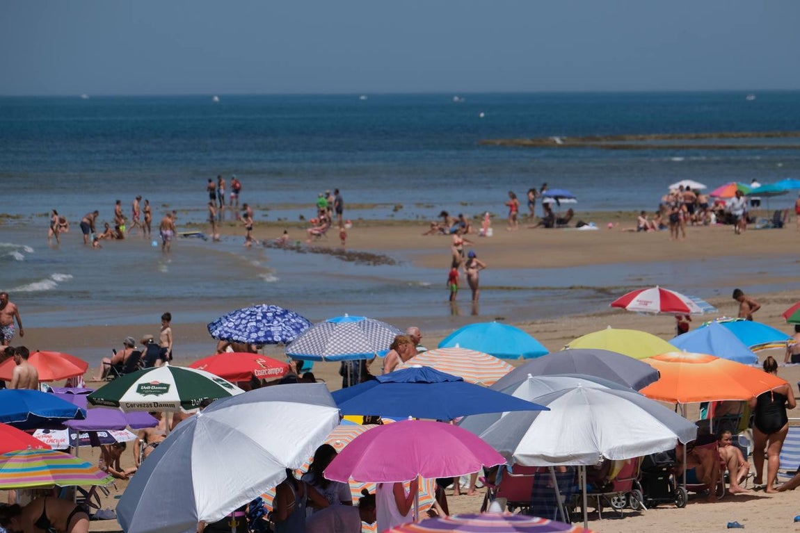 Aforo máximo en la playa de las Tres Piedras de Chipiona