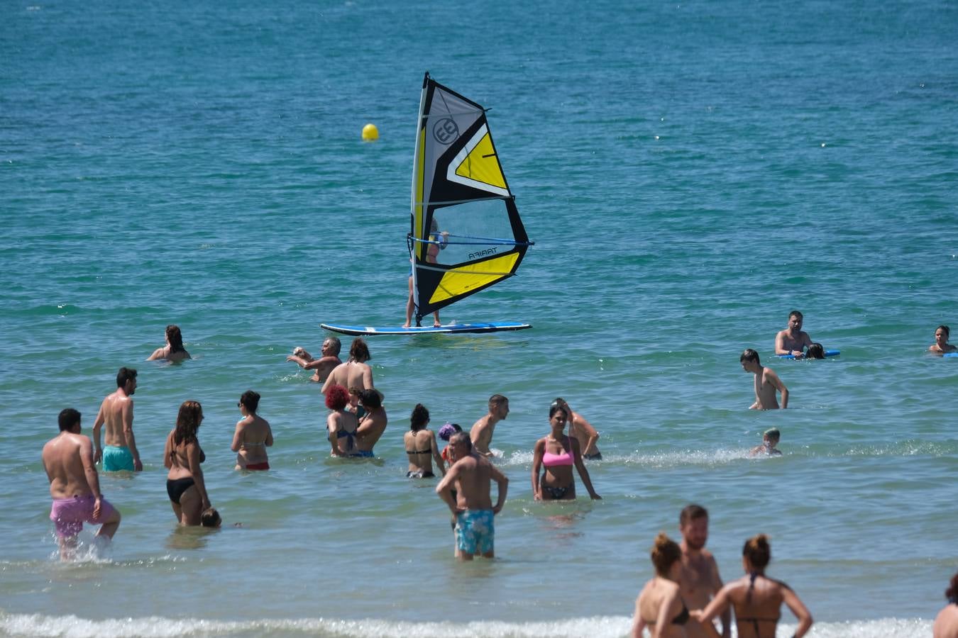 Aforo máximo en la playa de las Tres Piedras de Chipiona