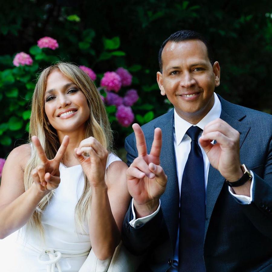 Una pareja consolidada. Aunque Jennifer Lopez y Alex Rodríguez se hayan visto obligados a aplazar sus planes de boda debido al coronavirus, eso no ha impedido que su relación siga avanzando. Ambos poseen diversas mansiones en California, pero parece que se han enamorado de una pequeña casa en Encino, en el Valle de San Fernando de Los Angeles, que acaba de entrar a formar parte de su lujoso elenco de propiedades.