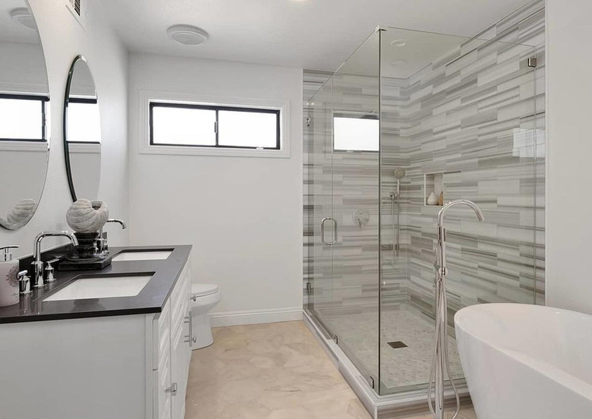 Baños a la última. En la estancia principal, el baño consta de tocadores dobles, bañera profunda con hidromasaje y una amplia ducha con mampara de vidrio.