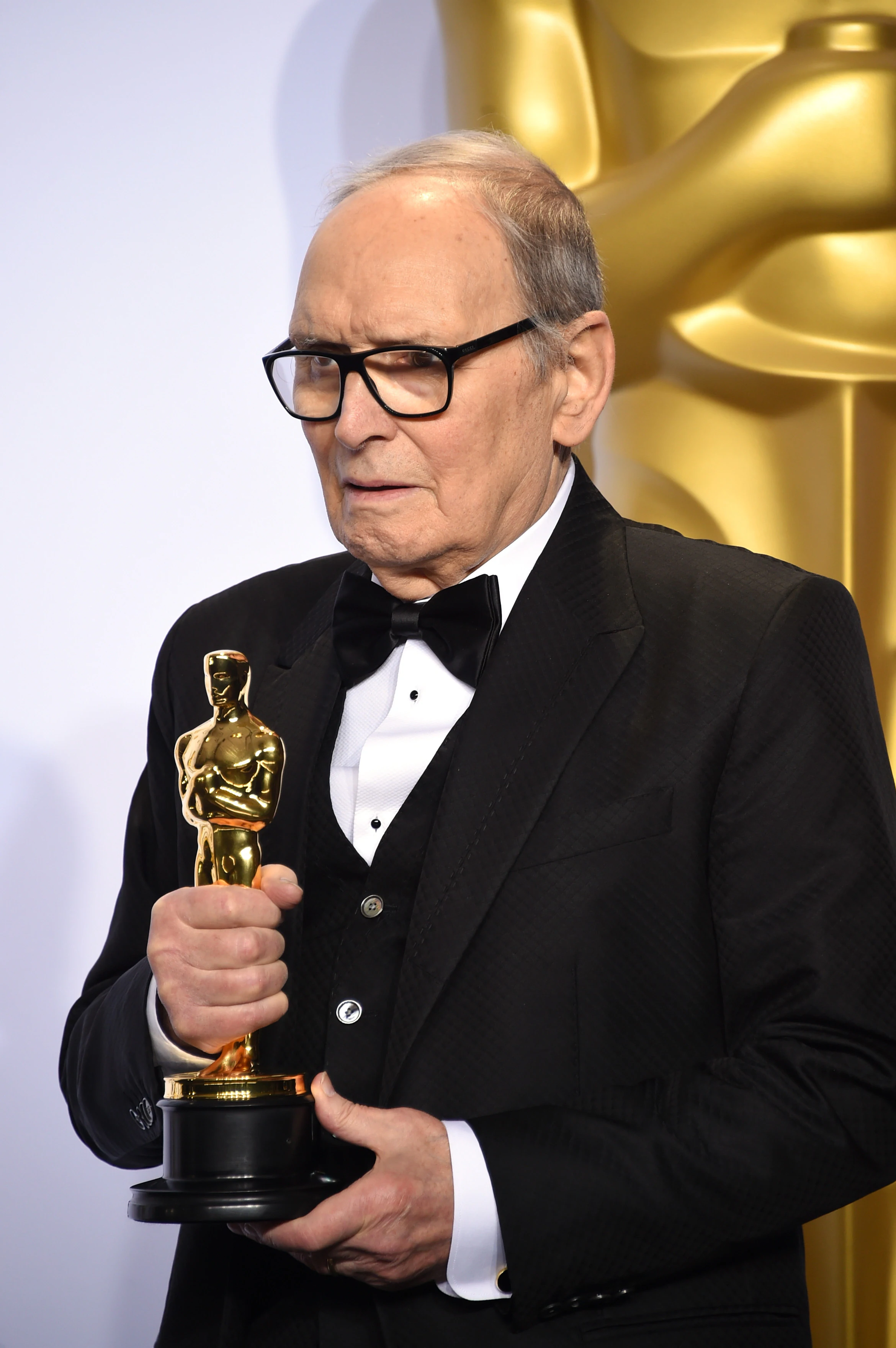 Un compositor de Óscar. Morricone, recogiendo el  premio a la mejor banda sonora en 2016