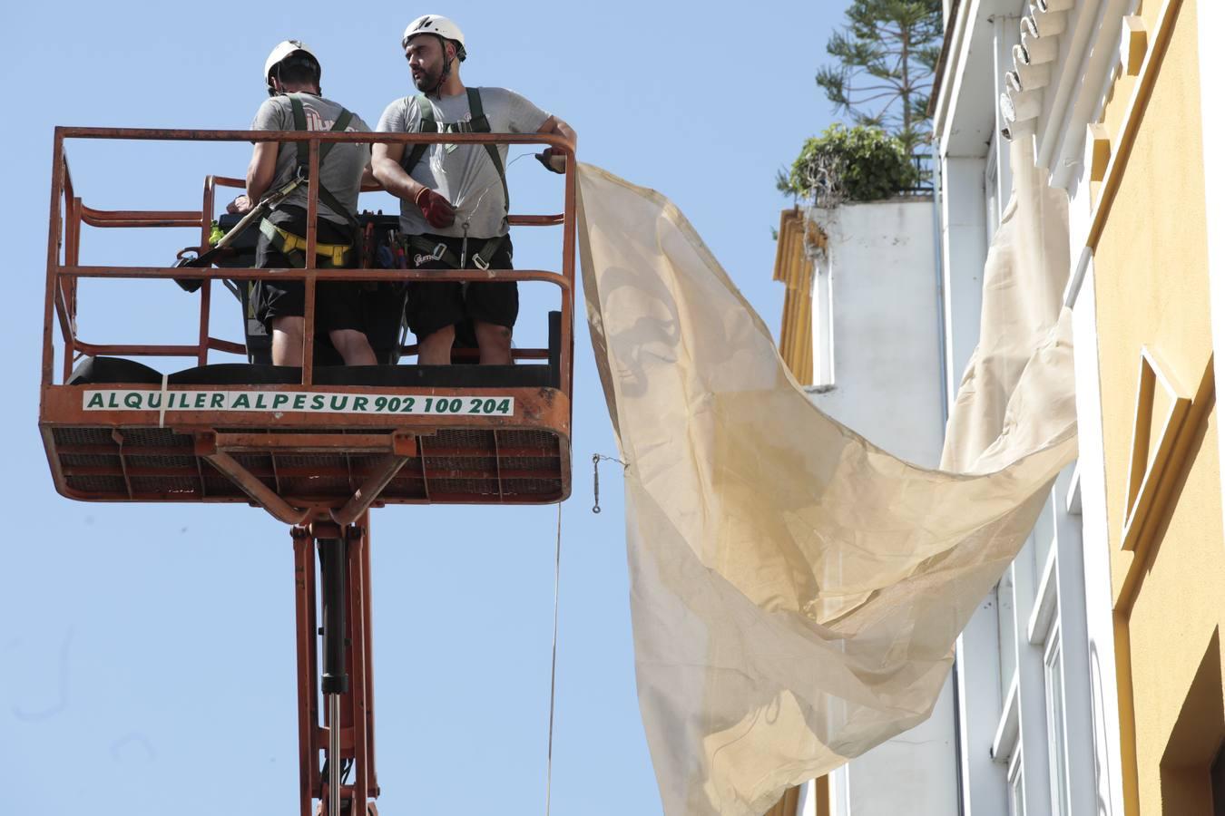 Los toldos llegan por fin al centro de Sevilla, en fotos