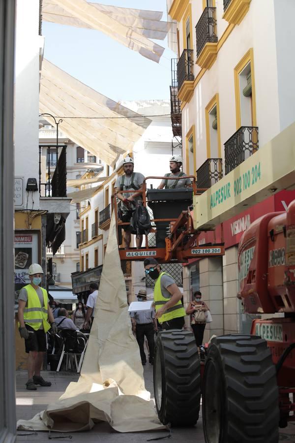 Los toldos llegan por fin al centro de Sevilla, en fotos