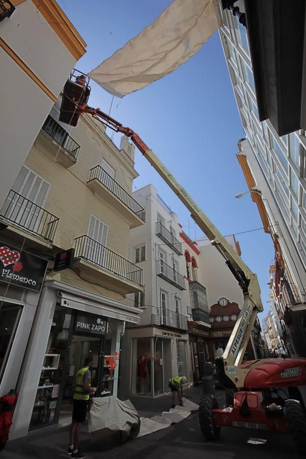 Los toldos llegan por fin al centro de Sevilla, en fotos