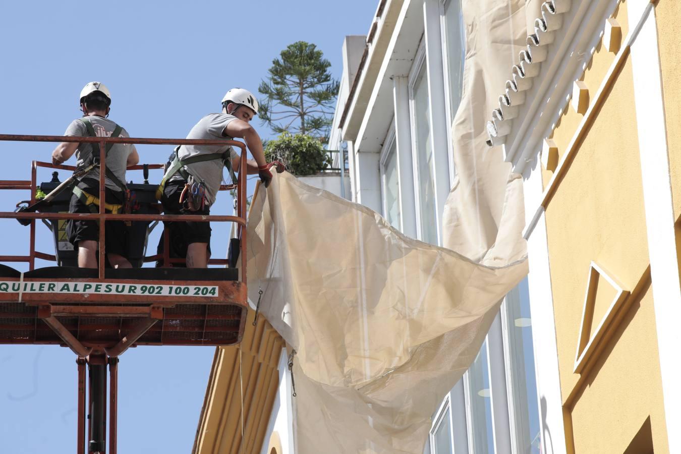 Los toldos llegan por fin al centro de Sevilla, en fotos