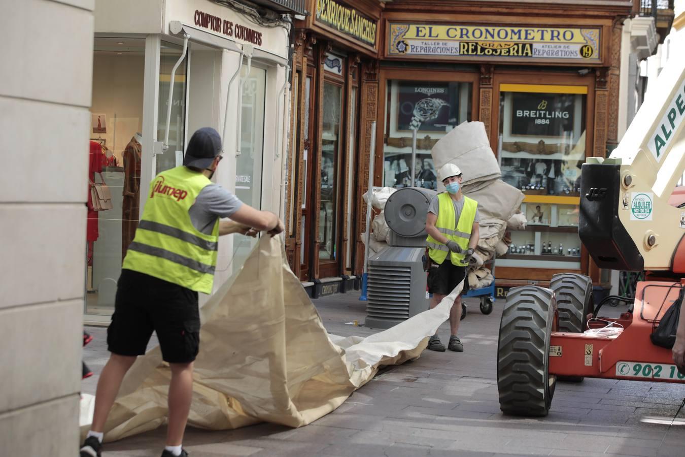 Los toldos llegan por fin al centro de Sevilla, en fotos