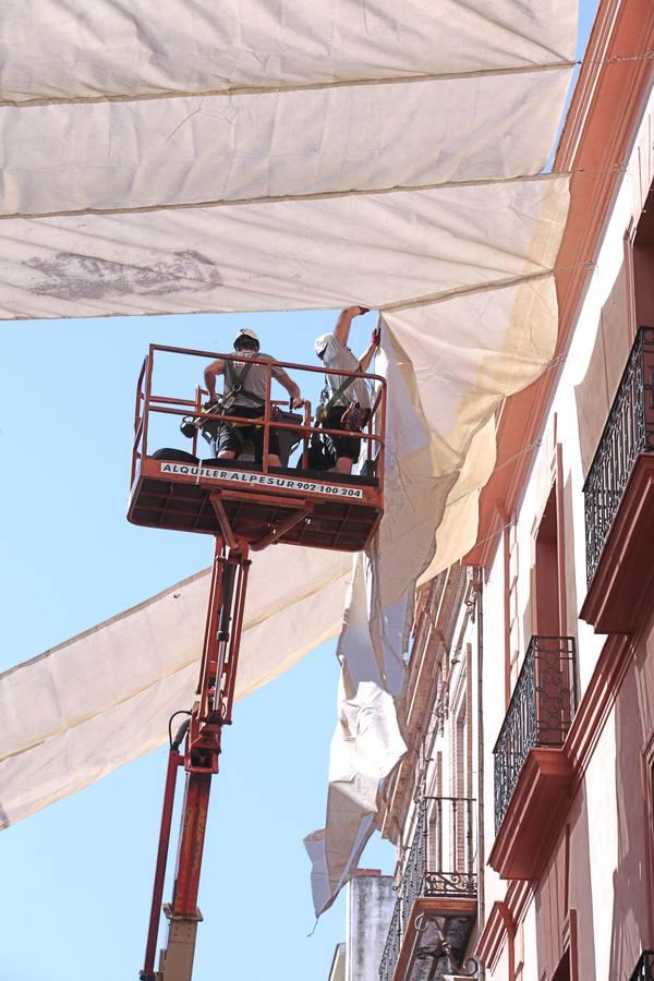 Los toldos llegan por fin al centro de Sevilla, en fotos