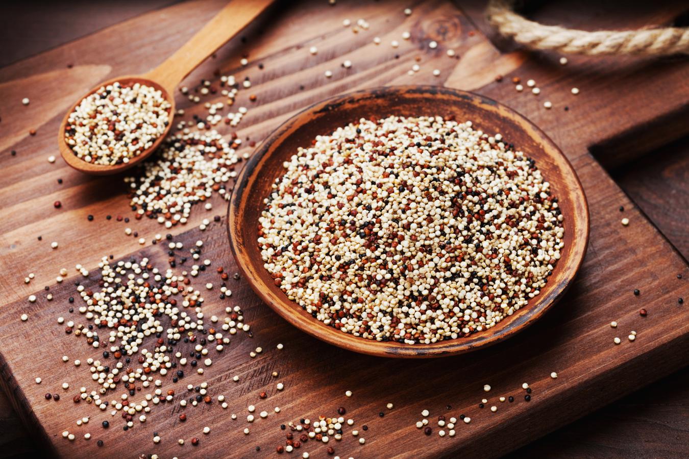 Quinoa. La <a href="https://www.abc.es/bienestar/alimentacion/abci-quinoa-201910031309_noticia.html" target="_blank">quinoa </a>es uno de los cereales que más contenido de fibra tiene, incluyendo 7 gramos en 100 gramos, destacando por su fibra insoluble.