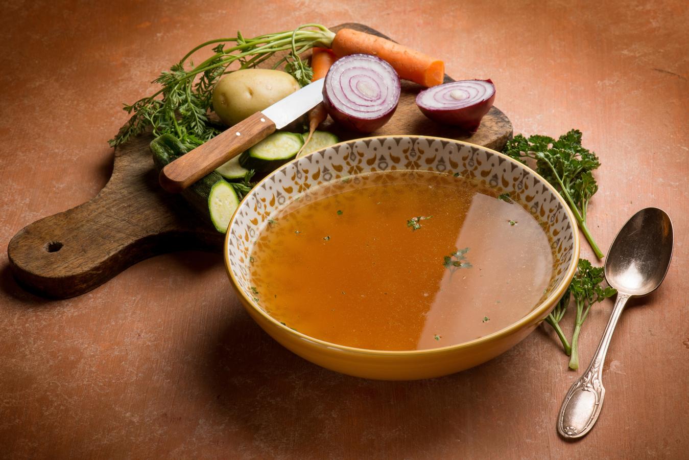 Caldo. En su mayoría será agua, por lo que ya nos ayudará contra el estreñimiento. Estos caldos pueden llevar ciruelas, semillas y otras frutas y verduras.