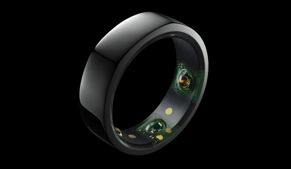 Anillo Covid, de Oura. Entre los nuevos dispositivos electrónicos de esta temporada no podía faltar algo como esto. El anillo inteligente Oura, que será usado por la NBA, sirve para detectar síntomas de Covid. Su funcionamiento es muy sencillo. Este aparato se encarga de hacer un seguimiento de la calidad del sueño, la temperatura y la frecuencia respiratoria y cardíaca de su portador. El anillo está hecho a base de titanio, es resistente al agua y su batería ofrece una autonomía de hasta 7 días. Los datos que se recopilan se pueden consultar directamente en el móvil. Su precio parte en los 314 euros.