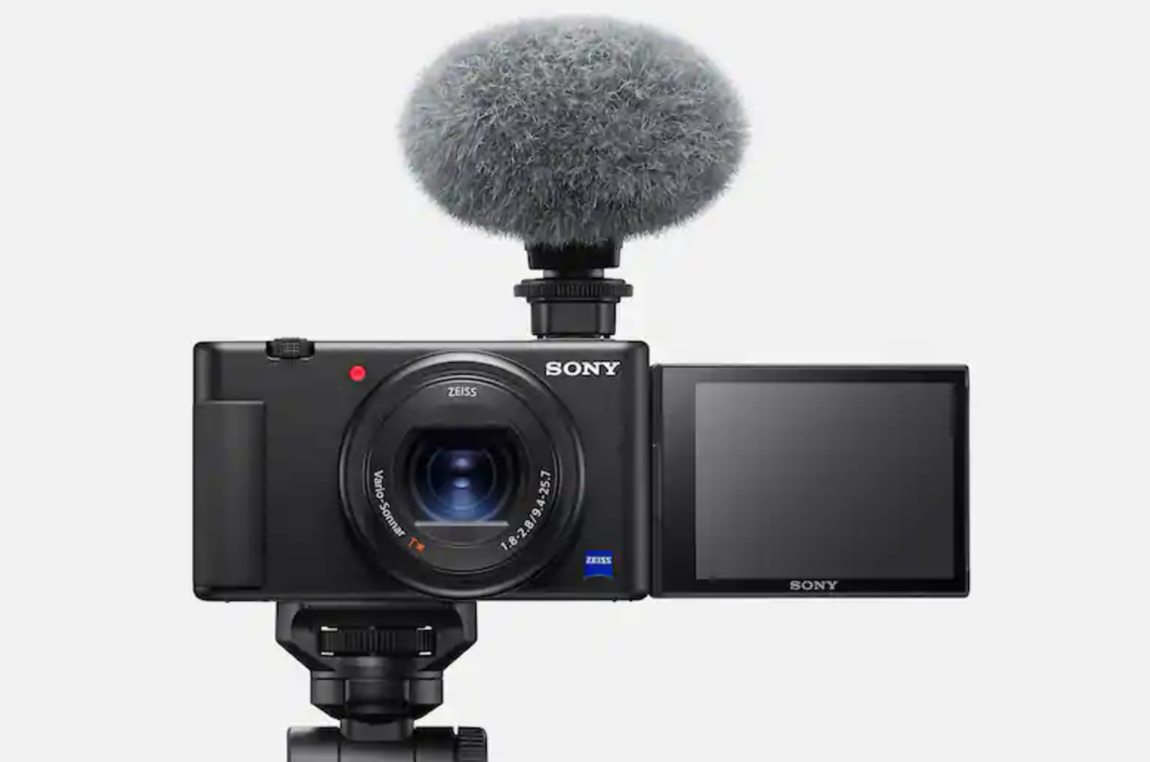 Cámara ZV-1 para videoblogs, Sony. Perfecta para todos aquellos que disfrutan grabando todo allá donde van, para compartirlo después en las redes sociales es la cámara ZV-1 de Sony. Este increíble aparato hace que cualquier tono de piel se vea vivo, sano y natural, pero no solo eso, el enorme sensor CMOS de tipo 1.0 y el objetivo de gran apertura producen imágenes con un fondo desenfocado profesional y detalles nítidos incluso con poca luz. Te permite también grabar en movimiento gracias a su estupenda estabilización de la imagen y es capaz de captura voces claras al grabar en una multitud, entre otras muchas cosas. Vamos, una maravilla. Precio: 800 euros.