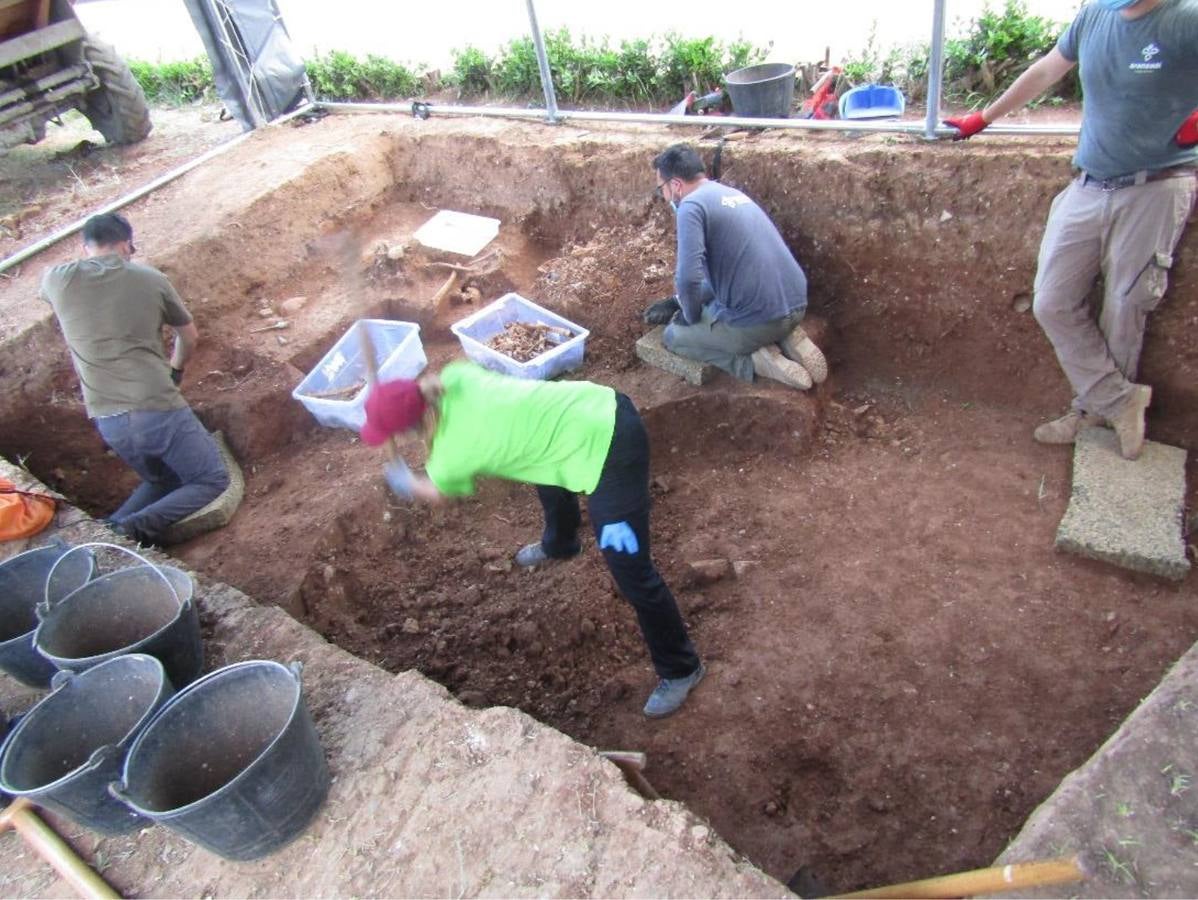 Las excavaciones en la fosa de Pico Reja, en imágenes