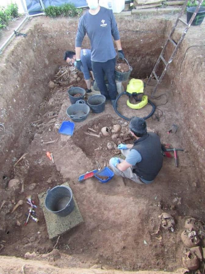 Las excavaciones en la fosa de Pico Reja, en imágenes