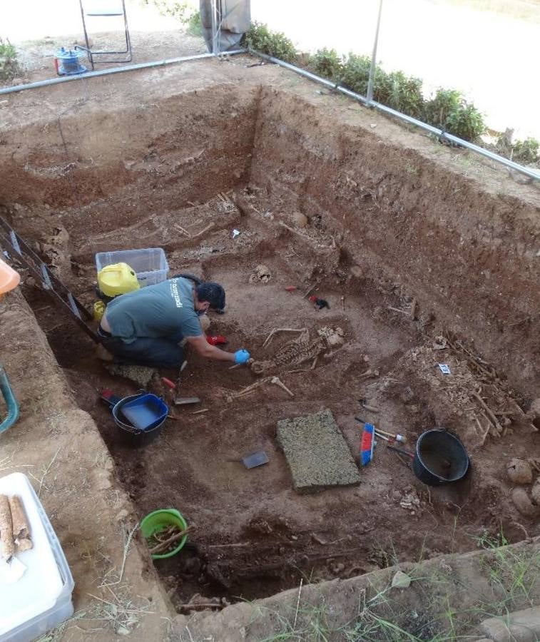 Las excavaciones en la fosa de Pico Reja, en imágenes