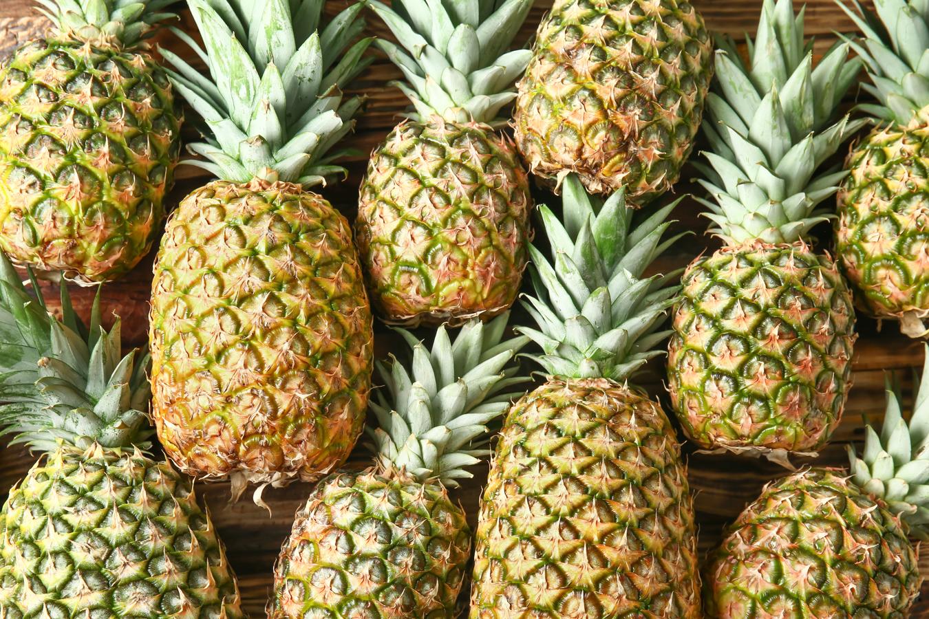 Piña. La <a href="https://www.abc.es/bienestar/alimentacion/abci-pina-202002250942_noticia.html" target="_blank">piña </a>que se va a utilizar para batidos, helados y en elaboraciones de repostería, se puede congelar. Sin embargo, no para comer en crudo ya que los cristales de hielo hace que se rompan más sus células. «Para congelarla hay que cortarla en trozos y cerrarla herméticamente, sin aire», dice la nutricionista